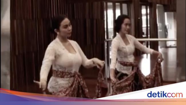 The Mesmerizing Dance Moves of Ariel Tatum, Featuring Yogyakarta’s Charm and Beauty in Ayu Kebaya