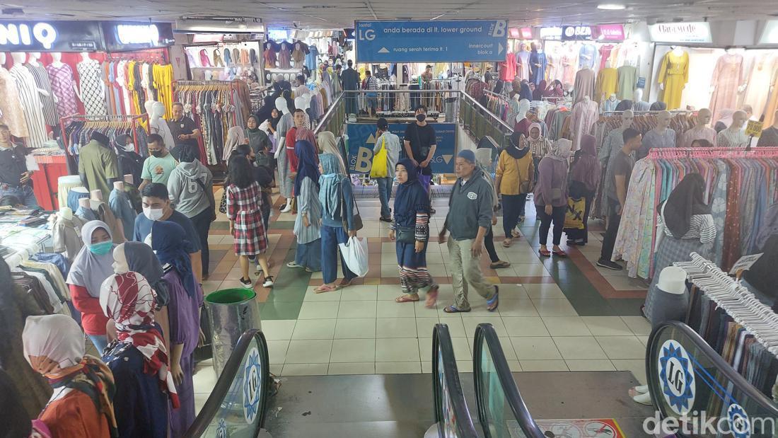 Pasar Tanah Abang Ramai Pengunjung Berburu Baju Lebaran