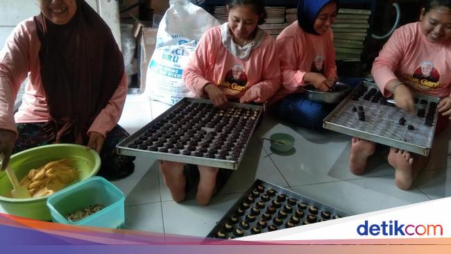 Mak Ganjar Beri Bingkisan Untuk Pengusaha Kue Kering Di Gresik