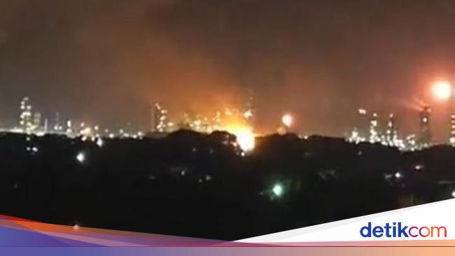 Dumai Riau’s Refinery owned by Pertamina explodes, causing damage to mosques and houses.