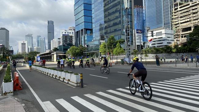 Polisi Evakuasi Warga Pingsan Saat Lari di CFD Sudirman