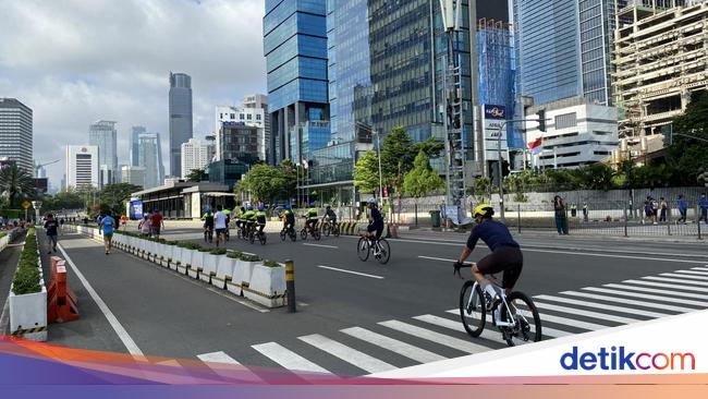 Polisi Evakuasi Warga Pingsan Saat Lari di CFD Sudirman