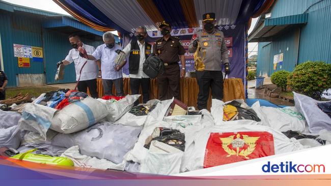 Penyitaan pakaian bekas ilegal di Pelabuhan Patimban