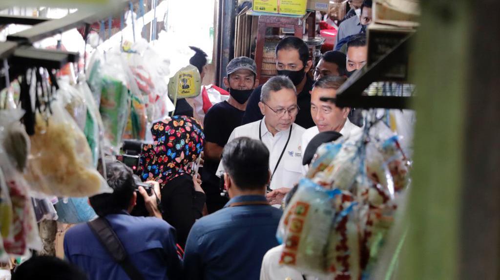 Potret Jokowi Dan Zulhas Blusukan Cek Harga Pangan Di Pasar