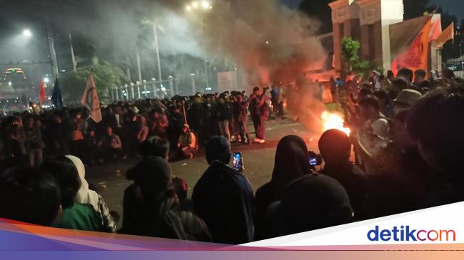 “Student Demonstrators Burn Tires in Front of DPR Building in Jakarta”