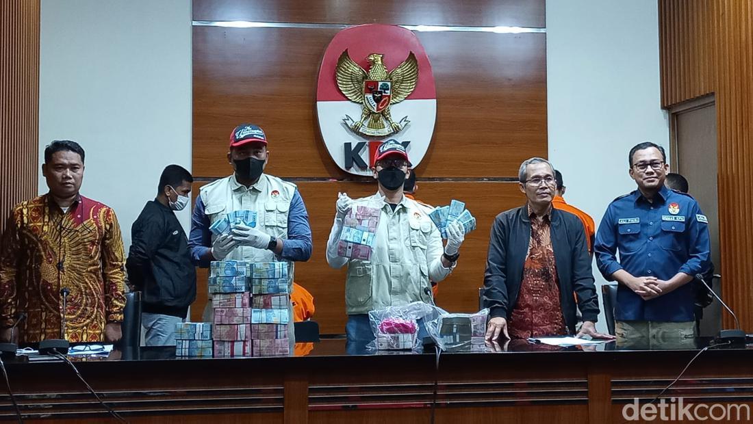 Bupati Meranti Tersangka 3 Kasus Korupsi, Dijerat Pasal Suap Dan Penerima