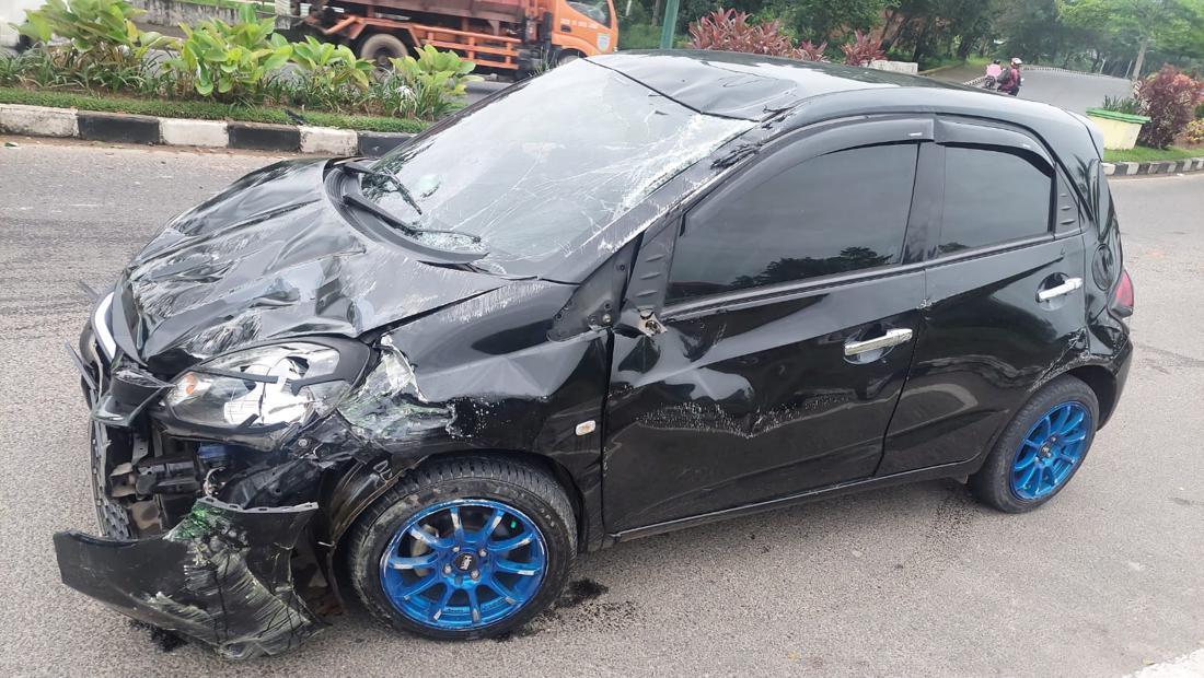 Sopir Ngantuk, Mobil Di Jambi Tabrak Penyapu Jalan Hingga Terluka