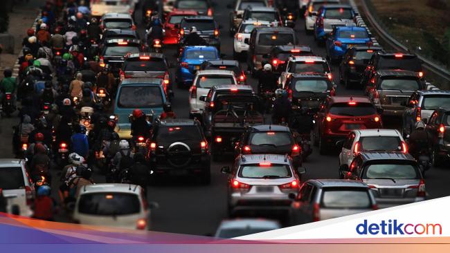 Sejumlah Titik Tol Arah Jakarta Macet Pagi Ini