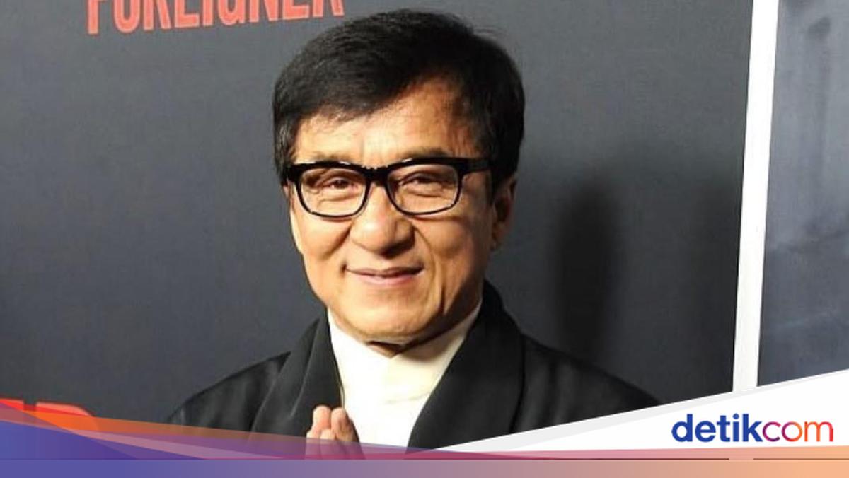 Qiz onlayn videoda ozining barcha jozibalarini namoyish etadi. U haydash paytida bir yigitga zarba berdi.