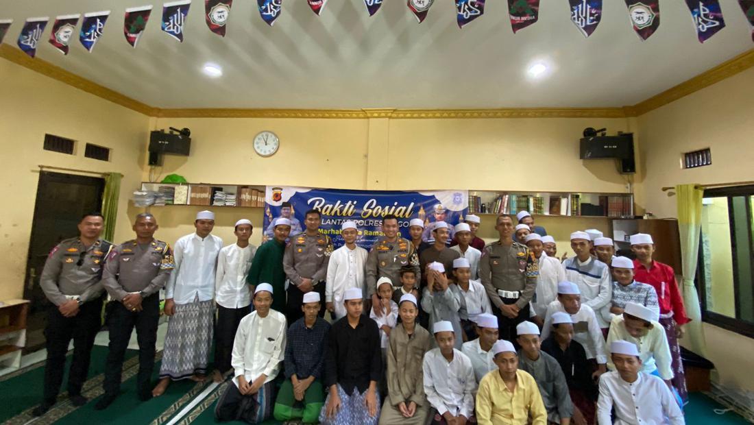 Bagikan Sembako Di Pesantren Bogor, Polisi Imbau Tertib Berlalu Lintas