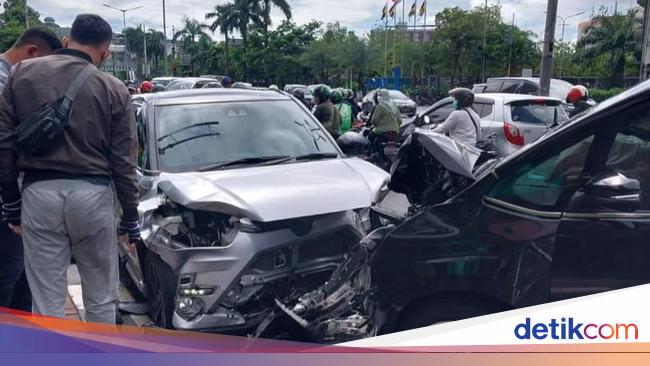 “Multiple Vehicle Accidents in Jakarta Leave Three Injured”