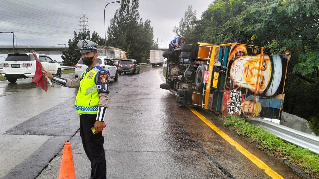 Truk Terguling Di Km 45 Tol JORR Bekasi Arah Cakung