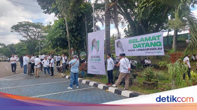 “Supporters Gather to Welcome Anas Urbaningrum’s Release from Prison in Bandung”