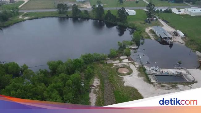 Giant Sinkhole in Texas Raises Fear of Swallowing Up Small Town