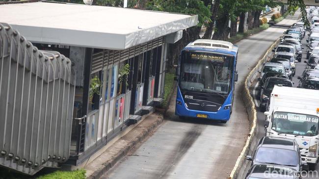 Pemotor Viral Lempar Batu ke Bus TransJ di Lenteng Agung Ditangkap!