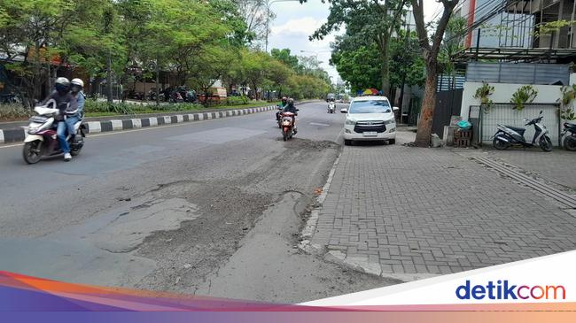 Hati-Hati! Kondisi Jalan Menuju Antapani Rusak