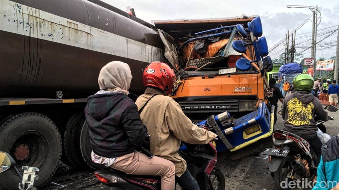 Adu Banteng Truk Di Sukabumi, Sopir Tewas Usai 6 Jam Terjepit