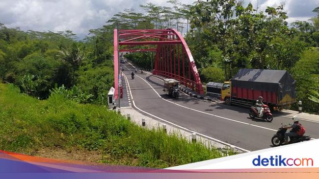 Cerita di Balik Jembatan Biru Bercat Merah di Bandongan Magelang