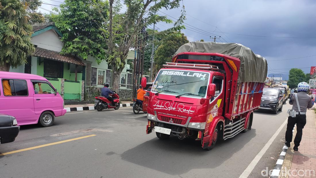 Horor! Pemotor Tewas Terlindas Truk Tronton Di Cianjur