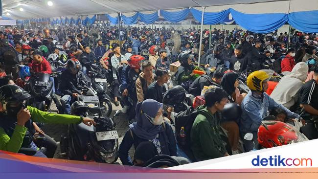 Motorbike Homecomers Flock to Ciwandan Port as Merak Policy Changes