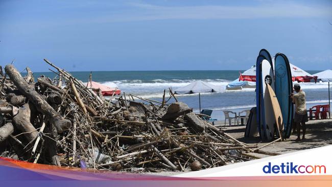 Turis Asing Ogah Latihan Surfing di Bali, Air Lautnya Dikeluhkan Kotor!