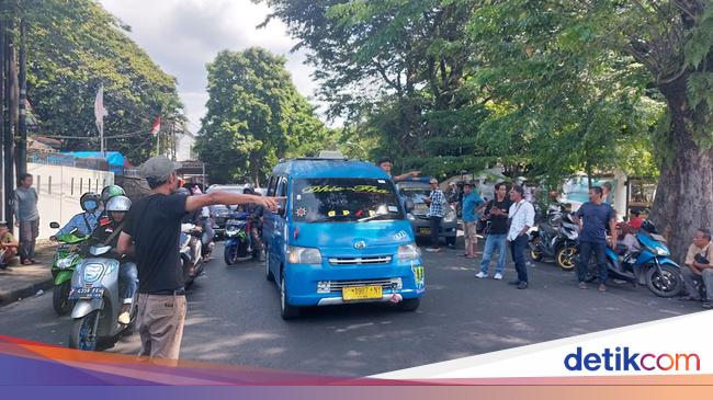 “Angkot Drivers in Bogor City Hold Strike Over Free Biskita Policy”