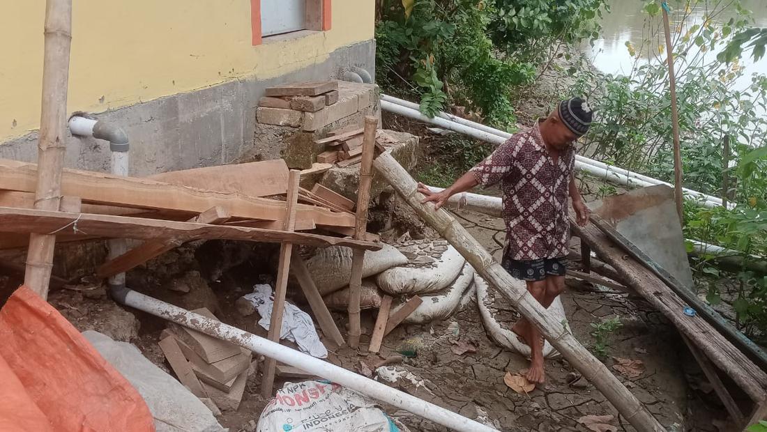 5 Rumah Warga Lamongan Menggantung Gegara Tanggul Bengawan Solo Sliding