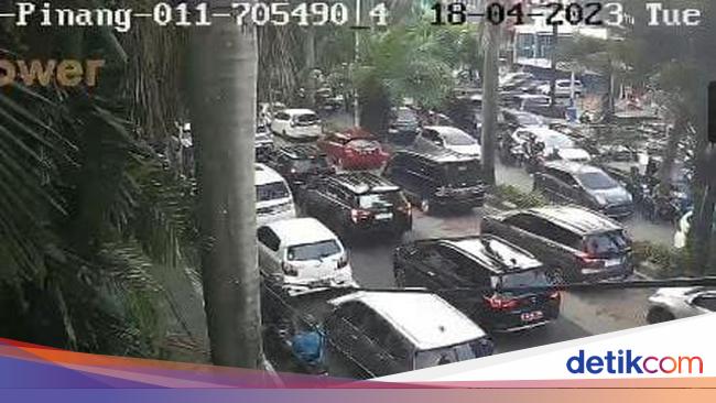 Traffic Congestion on Jakarta’s Roads Ahead of Eid 2023 Holidays