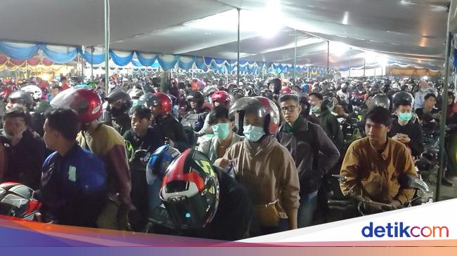 “Motorbike Travelers Crowd Ciwandan Port for Homecoming”