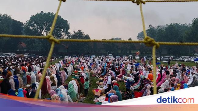 Khusyuknya Salat Id Warga Muhammadiyah Cimahi Di Lapangan Rajawali