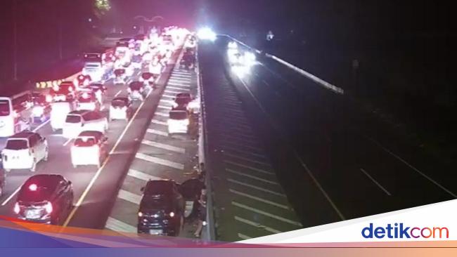 Traffic Jam at Km 78 in Cikopo-Palimanan Toll Road (Cipali) on Eid Al-Fitr 2023