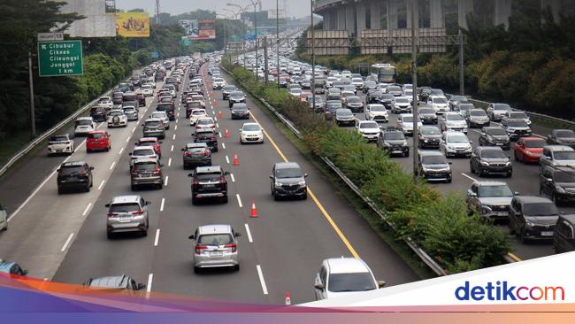 Detik-detik Motor Masuk Tol Lalu Jatuh hingga Penumpang Terlindas Mobil