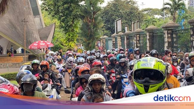 “Residents Flock to Ragunan Wildlife Park During Eid Holidays, Causing Traffic Jams”