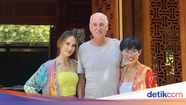 Ucapkan Selamat Lebaran, Cinta Laura Justru Dikritik Gegara Busananya - detikHot