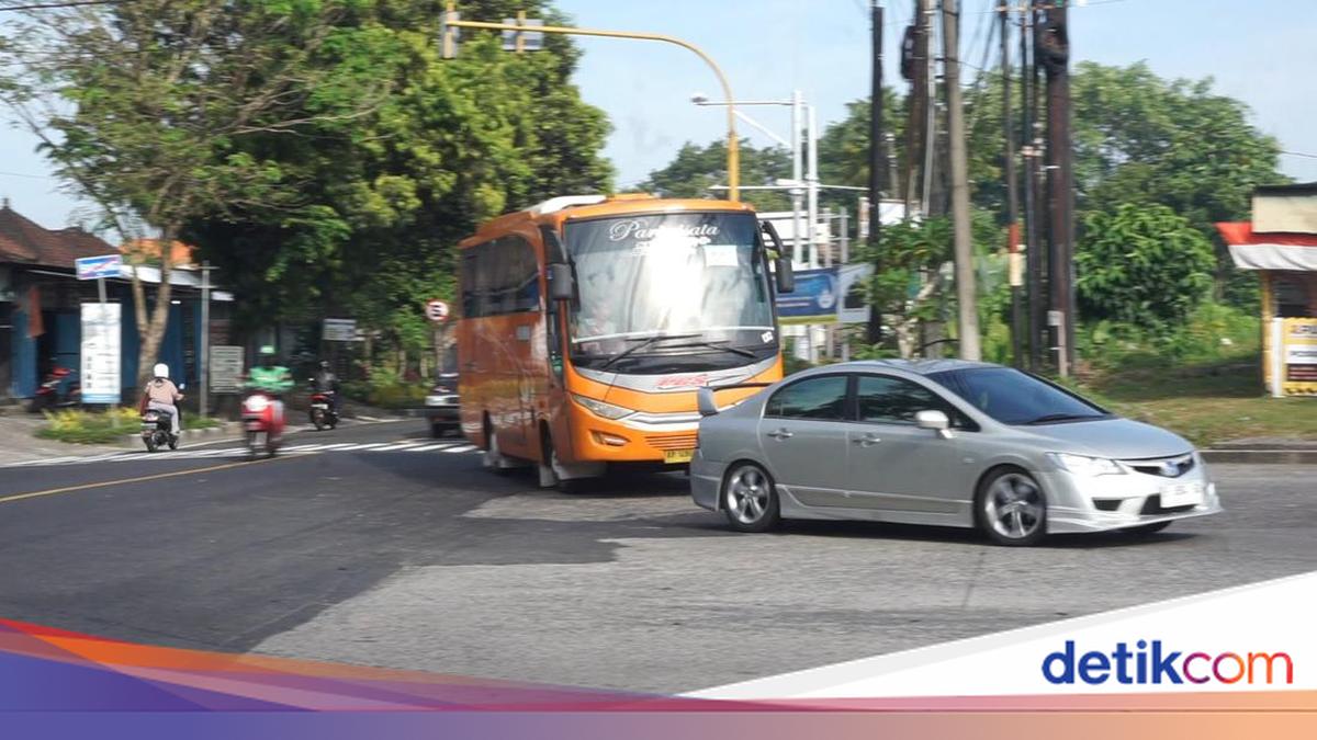 Naik Mobil 'Dibuntuti' Bus, Mending Gaspol atau Kasih Jalan?
