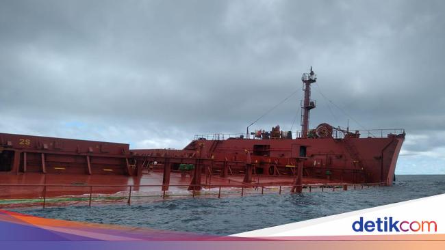 Seluruh ABK Kapal Kargo Inggris yang Kandas di Perairan Raja Ampat Selamat