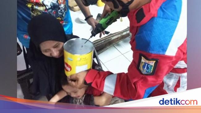 “Child’s Head Gets Stuck in Biscuit Tin in Jakarta: Mother Shares Panic and Relief”