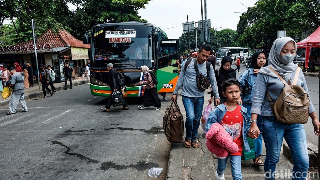 Arus Balik, Pemudik Mulai Berdatangan Di Terminal Kampung Rambutan