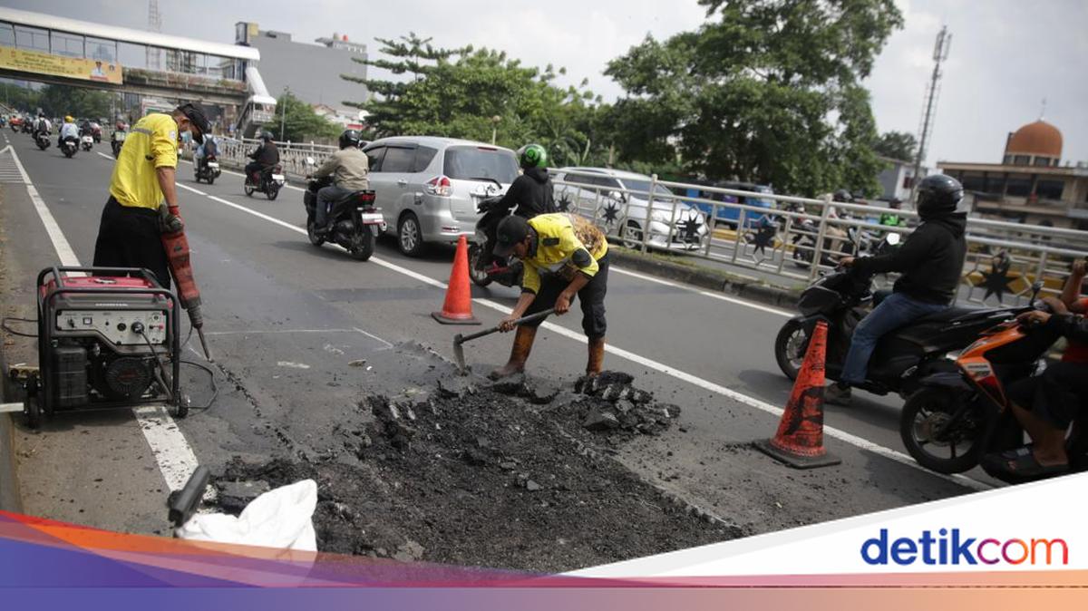 Bina Marga DKI Perbaiki 70 Ruas Jalan Berlubang Akibat Banjir di Jakarta