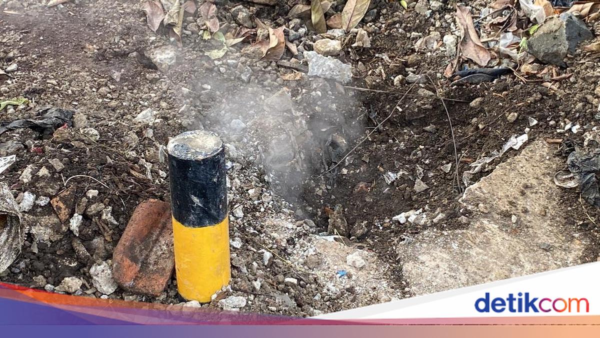 Asap Misterius Keluar dari Tanah di Bandung