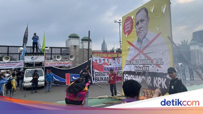 Mobs of Workers Burn Giant Banner of KPK Chairman Firli Bahuri in Labor Day Demonstration