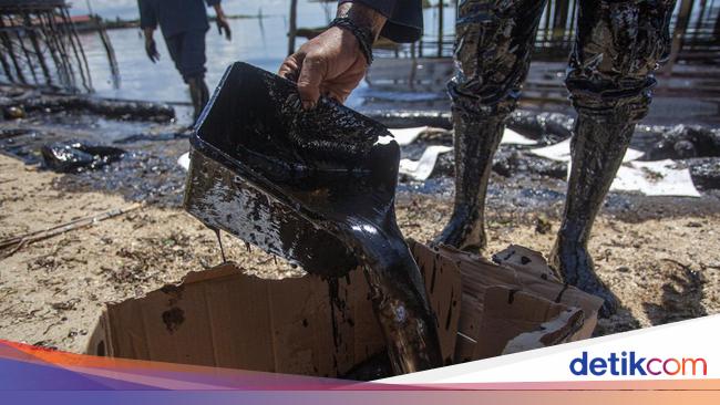 Limbah Hitam Cemari Pantai Kampung Melayu Batam Dari Malaysia 