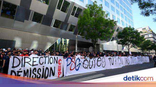 “Paris Saint Germain Ultras Demonstrate Against Messi and Neymar Departure”