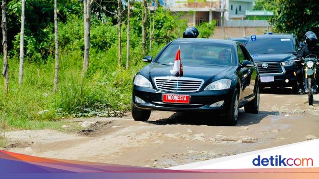 Mobil RI-1 Bermasalah Di Jalan Rusak Lampung
