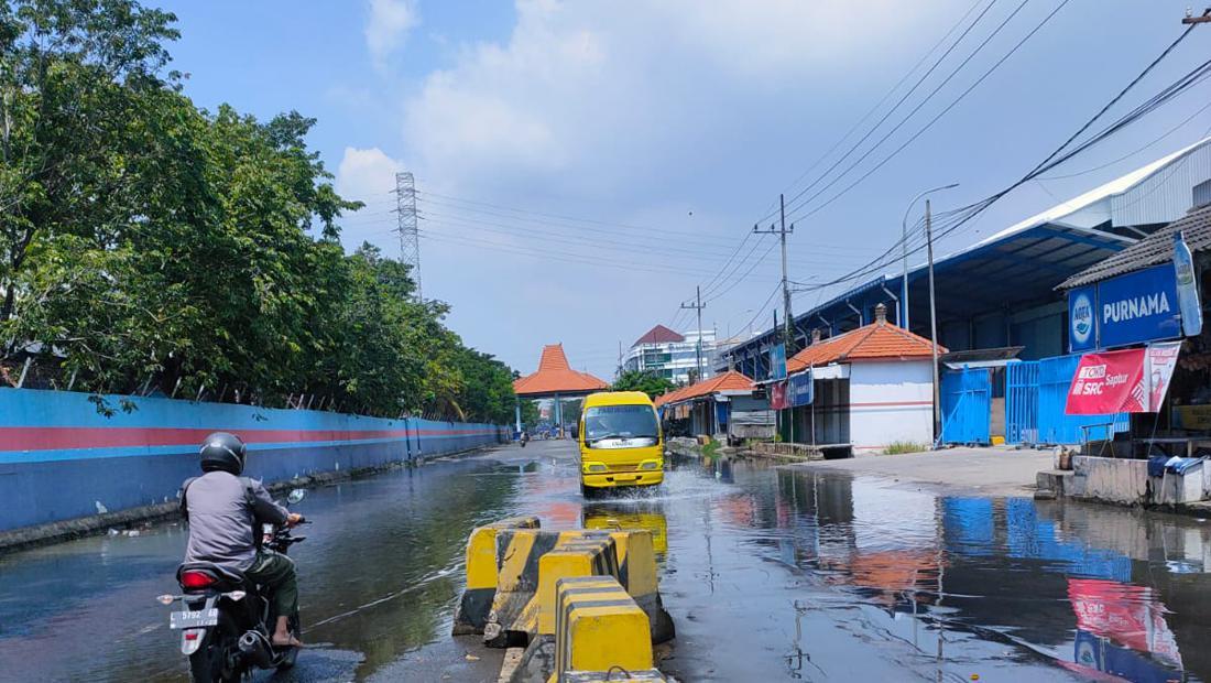 Banjir Rob Terjang Pesisir Surabaya, Ketinggiannya 50 Cm Hingga 1 Meter