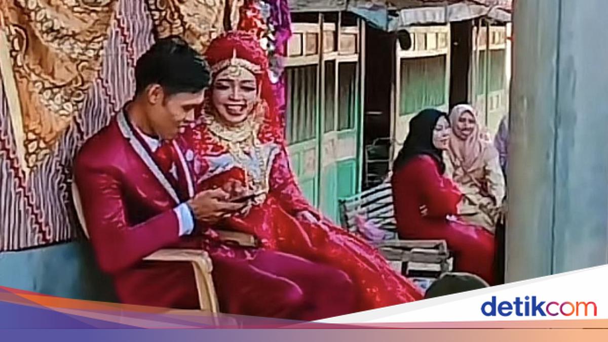 Viral Pernikahan Sederhana di Bangkalan, Pelaminan Cuma Pakai Kursi Plastik