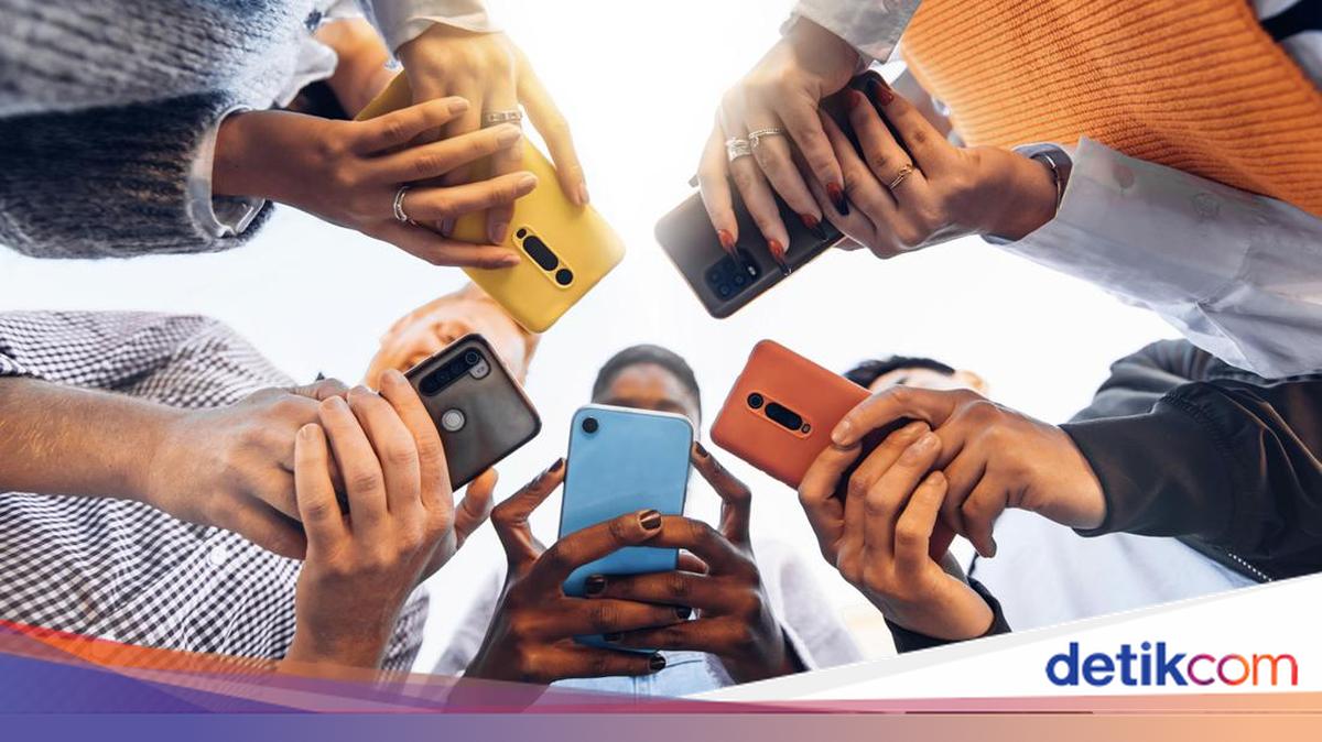 Ppl With Camera Menkomdigi Sorot Medsos Bandel Soal Anak di Bawah 16