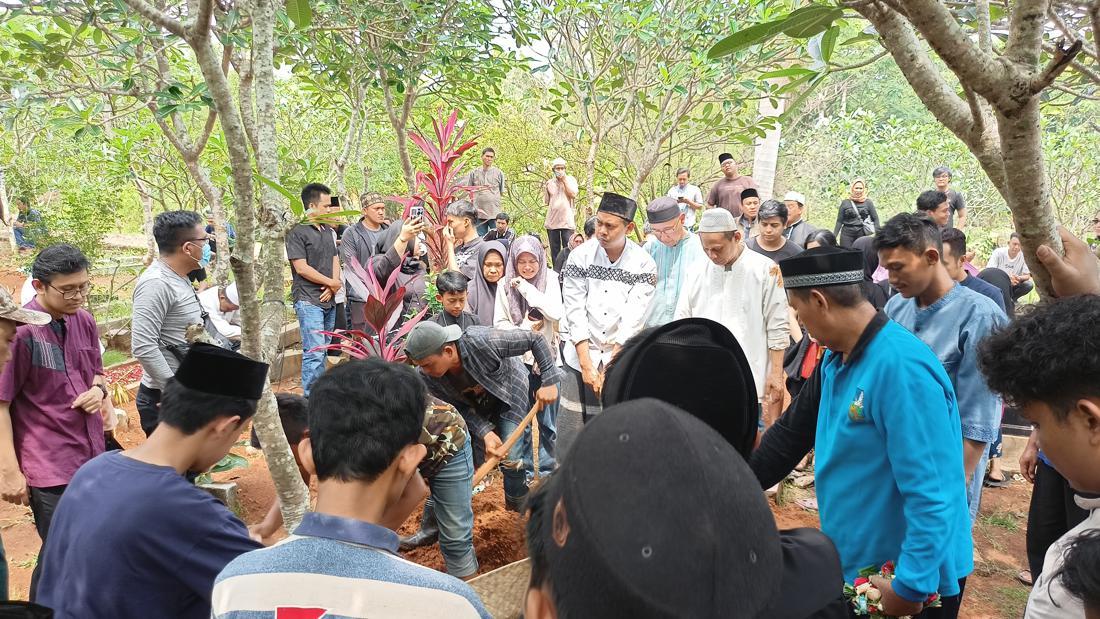 Isak Tangis Keluarga Iringi Pemakaman Korban Bus Masuk Jurang Di Guci Tegal