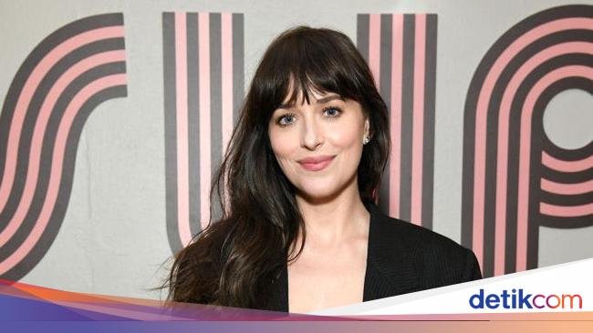 Dakota Johnson Kirim Kotoran Gorila ke Mantan Pacar Sahabat, Bikin Ngakak