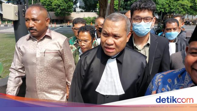 Papua Governor’s Lawyer Appears at KPK Wearing Toga as Suspect